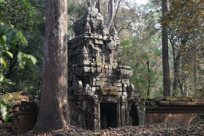 01_A gate through time