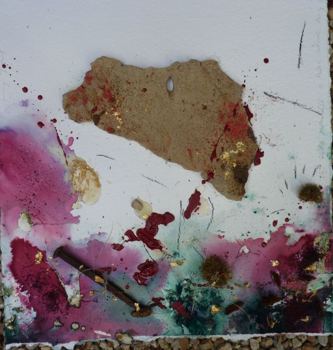 El lastre de piedra, enselñando su balnco vientre. 64x70  cms. Chamota refractaria, hibisco, cáscaras de castañas, pigmentos,  resina y oro sobre papel