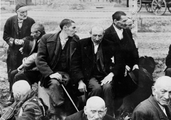 auschwitz-album-98-men-gas-chambers